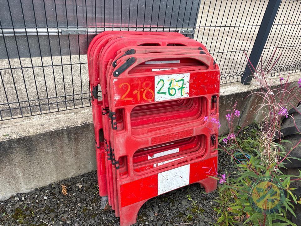 plastic barriers to make 5x5pen