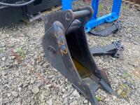 1 used 9' digger bucket 45mm pins to suit 4-6tonne digger. Manufactured by Geith