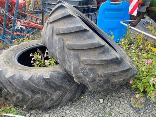 2x 440/65R28 tyres