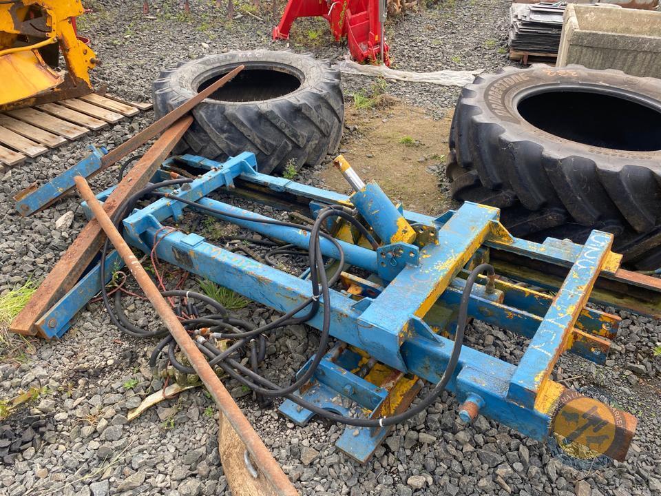 Forklift mast with toes