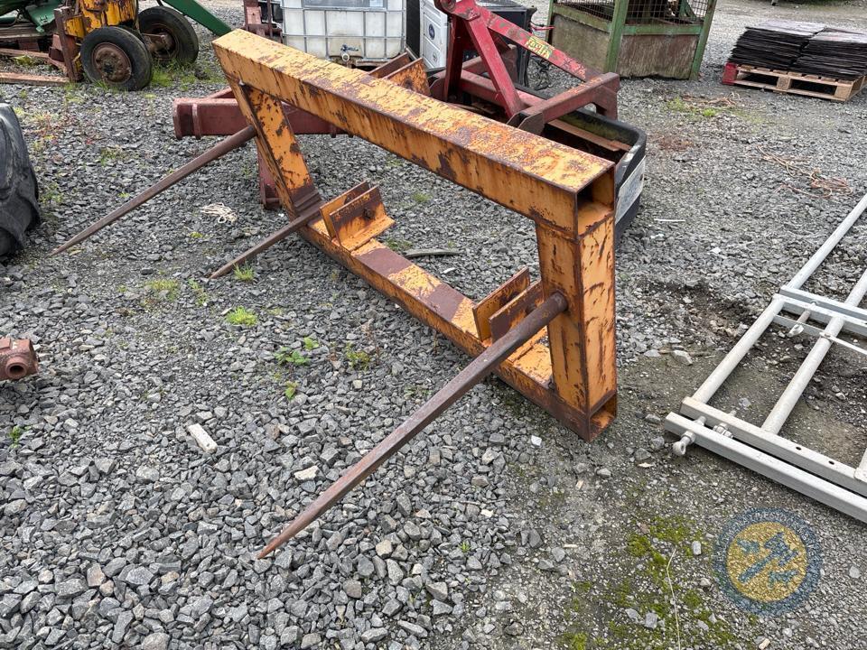 Yellow frame bale spike