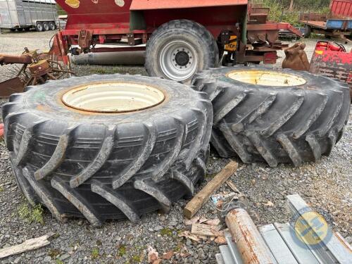 2 800/R32 tyres & rims