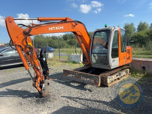 Hitachi 70 7 tonne digger & buckets