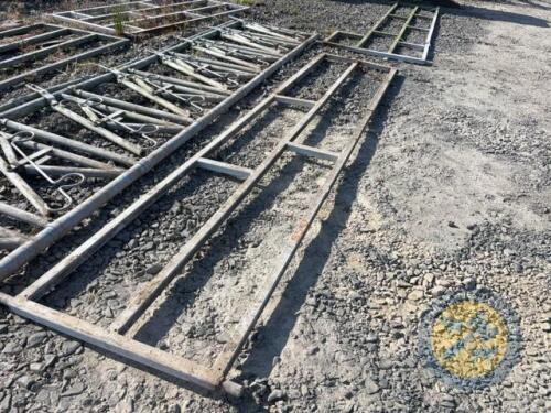 Cattle handling gate