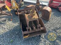 Clamshell bucket grab with rotavator ram missing - 2