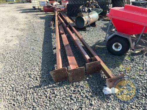 4x 26ft long uprights with steel plates on feet, 16ft lengths of channel iron, 6.5ftx6 & 3x channel irons 6x2.5