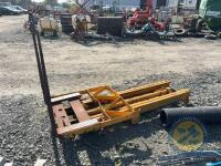Tractor forklift low mast with pallet toes