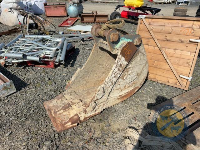 2ft digging bucket for 13 tonne digger