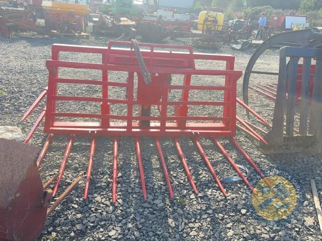 Red pushoff buckrake with side tongs