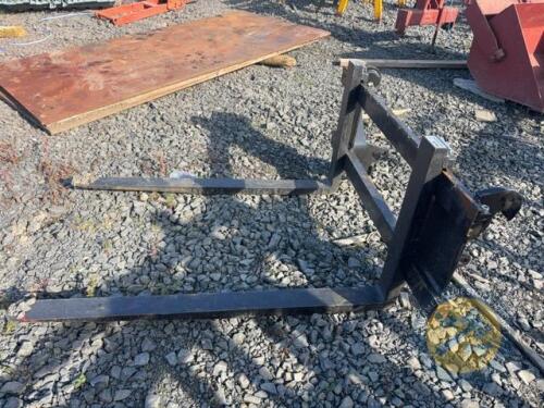 Set of pallet toes on euro brackets