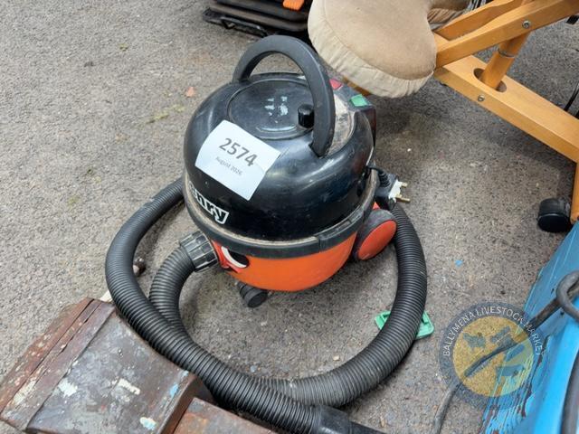 2574