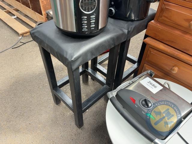 2 black stools