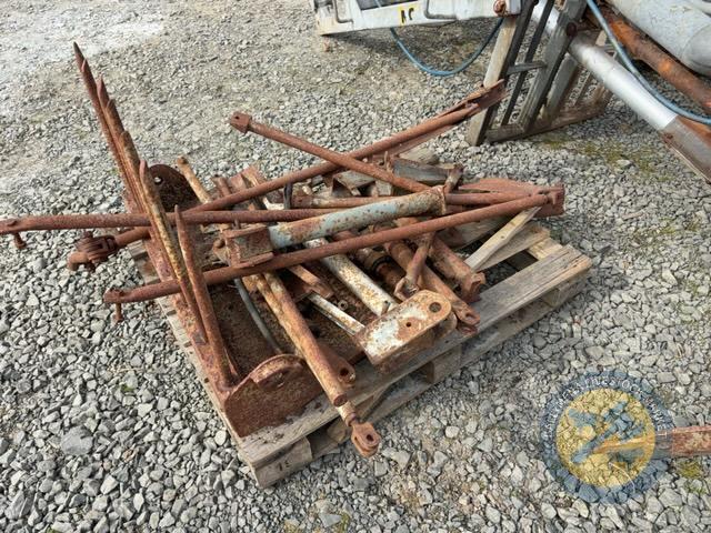 2 Ferguson loaders comes with brackets & grape