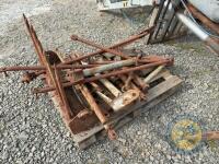 2 Ferguson loaders comes with brackets & grape