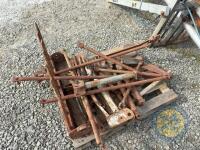 2 Ferguson loaders comes with brackets & grape - 2