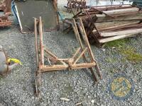 2 Ferguson loaders comes with brackets & grape - 4