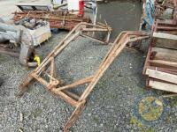 2 Ferguson loaders comes with brackets & grape - 5