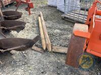 2x fence posts - 2