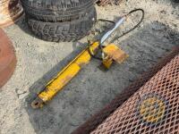 Hydraulic ram