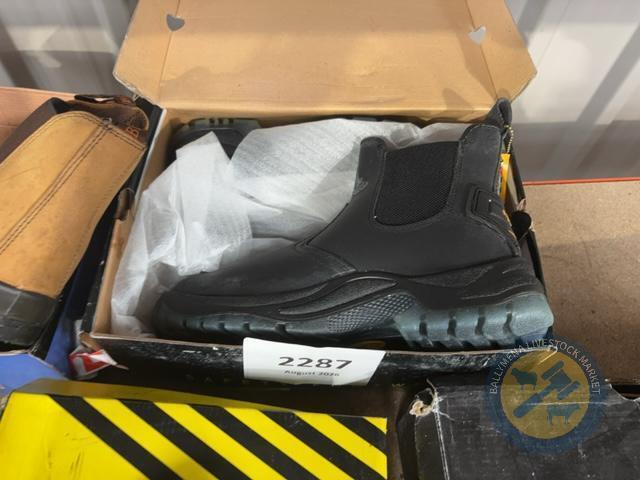 Size 10 pull on steele toe boots