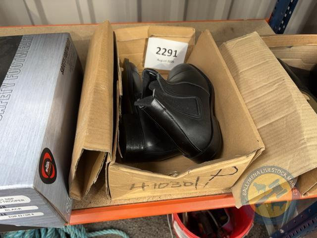 Size 4 black boots