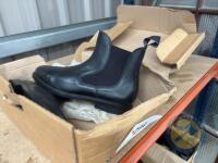 Size 8 pull on boots (rubber sole)