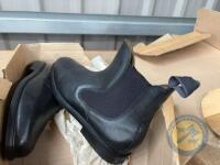Size 8 pull on boots (rubber sole) - 2