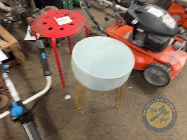 2x stools