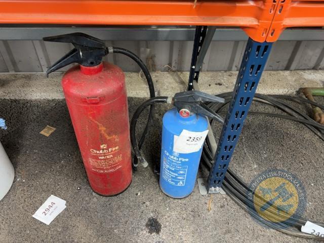 2x fire extingusihers