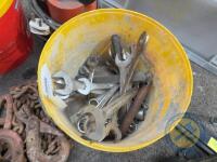 Bucket of spanners
