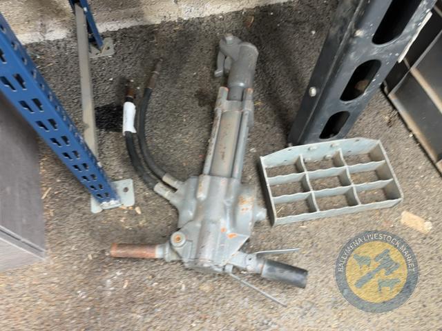 hydraulic ram