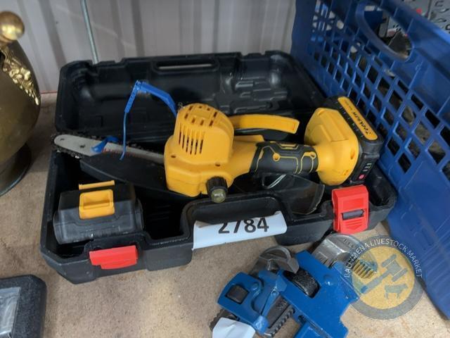 Battery chain saw