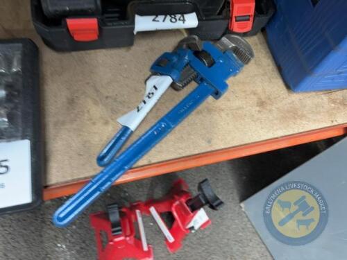 2x wrenches