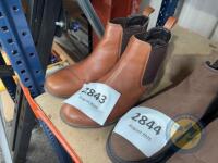 Pair of size 8 brown boots