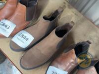 Pair of size 8 dark brown boots - 3