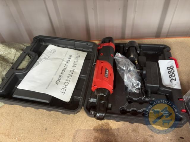 Ratchet gun with batteries & sockets