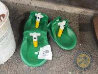 4x green plastic drinkers