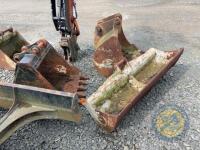Hitachi 70 7 tonne digger & buckets - 21