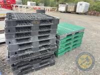 16 large plastic pallets - 4