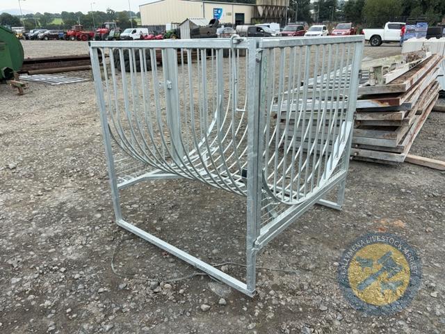 Round bale feeder for sheep or cattle