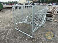 Round bale feeder for sheep or cattle