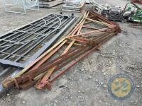4x roof trusses approx 24ft wide - 4
