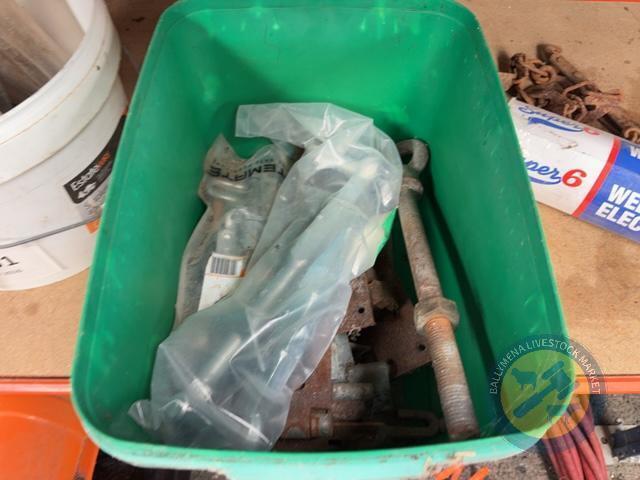 Box of adjustable hinges