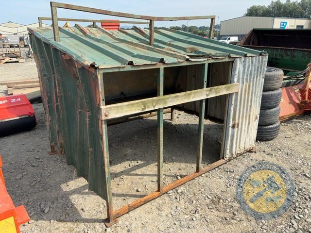 Calf creep feeder with box profile roof