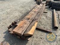 Bundle of 24x 5x3 timber & 2x heavy wooden trusses