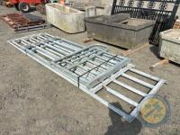 4x extending cattle gates & 1x pedestrian gate - 2