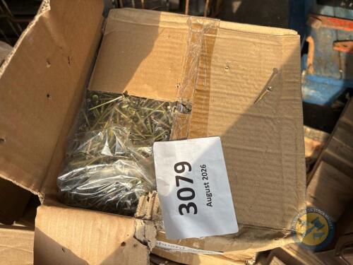 3x boxes of 4x50m screws
