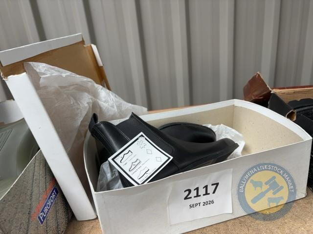 Size 5 Black Pull on Boots