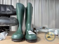 New Dunlop Size 9 Wellingtons - 2