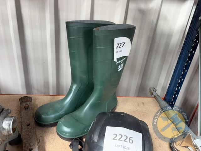 Size 11 Dunlop Wellingtons